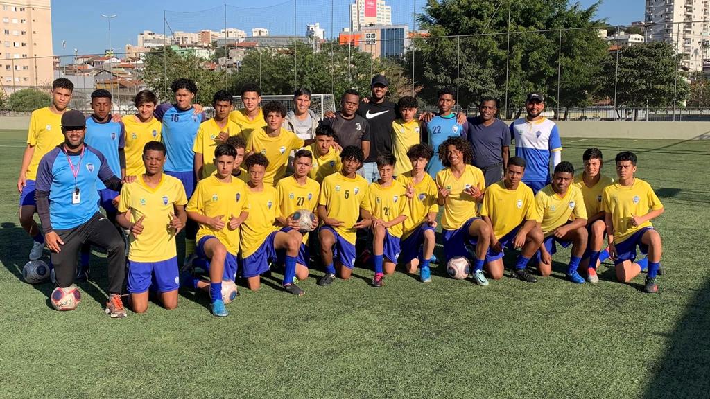 Jogador profissional de Barueri motiva atletas da cidade