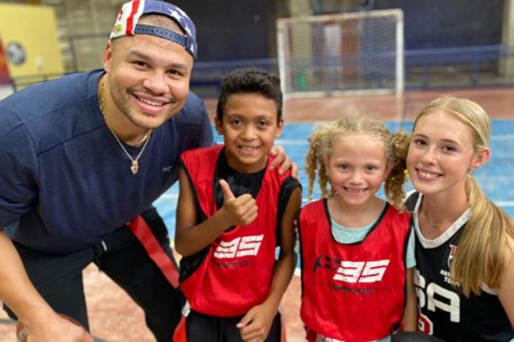 Atletas da Liga Nacional de Futebol Americano visitam projeto no CEU Paraisópolis