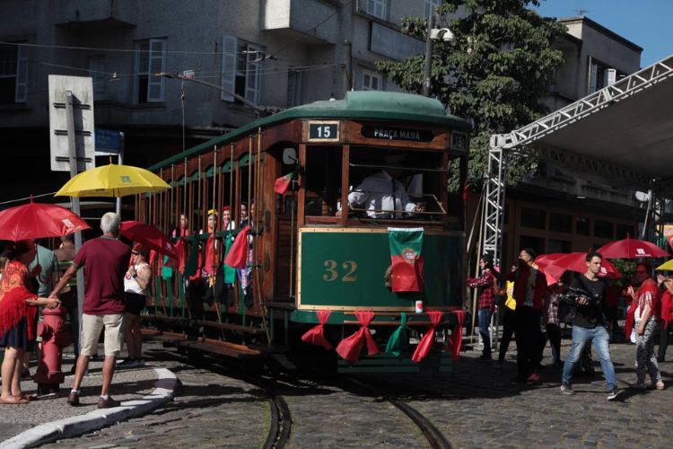 Maior evento da comunidade lusitana leva música, dança, comida e artesanato ao Centro de Santos