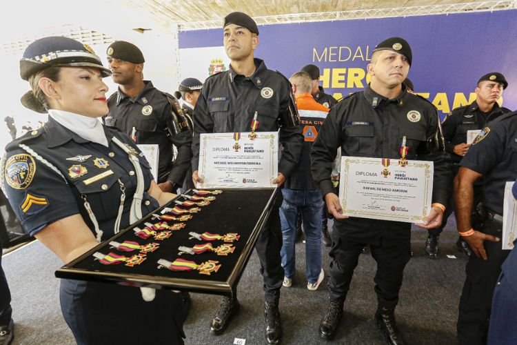 Prefeitura condecora 200 agentes municipais que socorreram vítimas das chuvas no Rio Grande do Sul e Litoral Norte