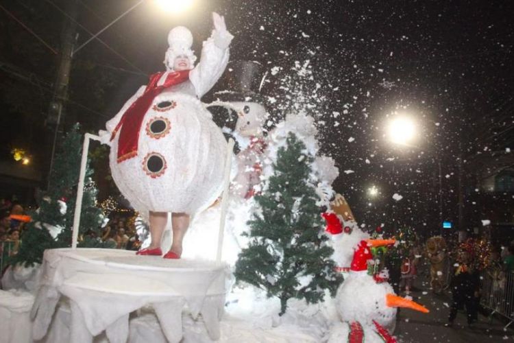 Natal Criativo estreia desfile na Zona Noroeste de Santos e repete sucesso no Centro Histórico