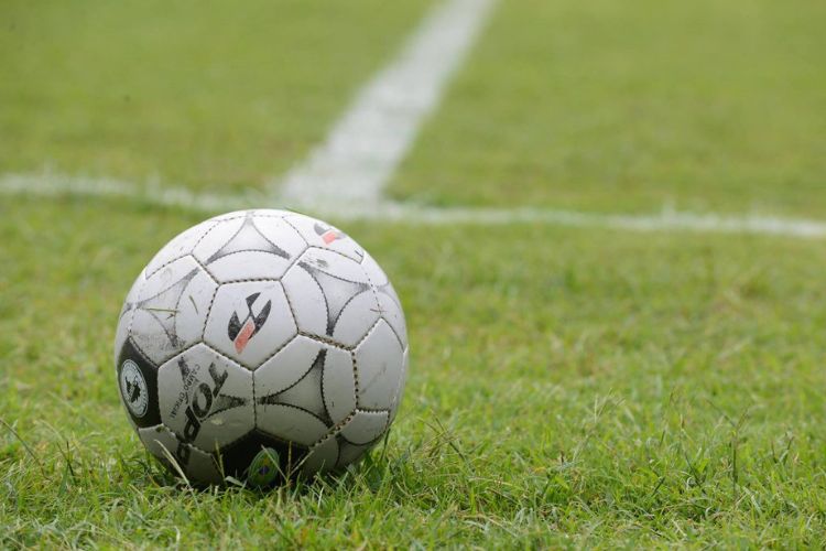 Centro Esportivo de Pinheiros oferece aula gratuita de futebol de campo