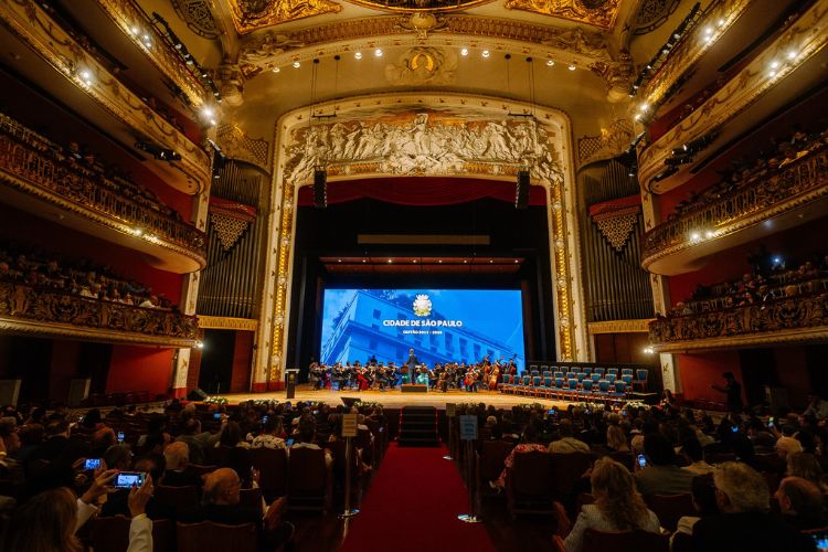Após diplomação na Câmara, prefeito e equipe iniciam mandato em cerimônia no Theatro Municipal