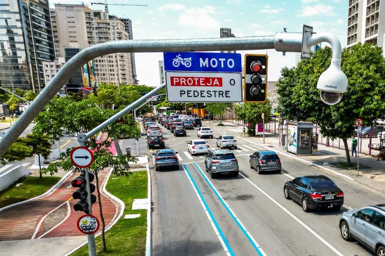 Câmeras do Smart Sampa começam a ler placas para identificar veículos roubados
