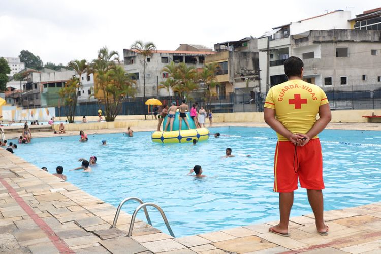 Calor e férias combinam com as piscinas do Clube Mané Garrincha