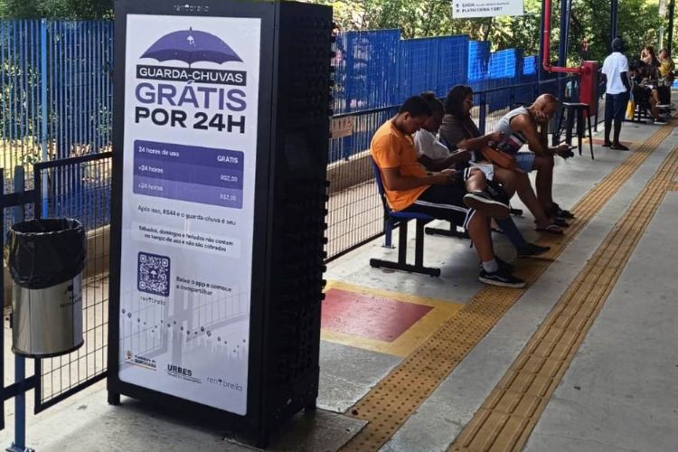 Sistema de guarda-chuvas grátis está disponível em cinco terminais de ônibus