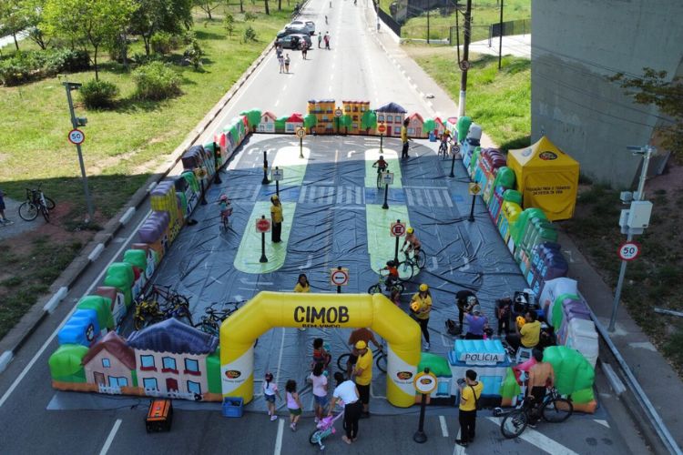 Minicidade inflável em Diadema é opção educativa de trânsito nas férias escolares