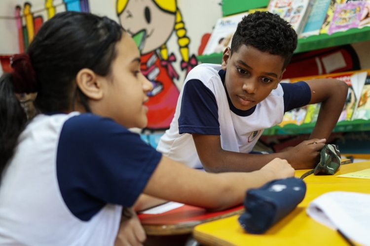 Agentes de apoio escolar e estagiários do Mais Educação passam por formação