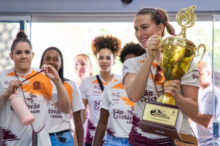 Servidores recepcionam atletas campeãs da Copa Brasil de Vôlei