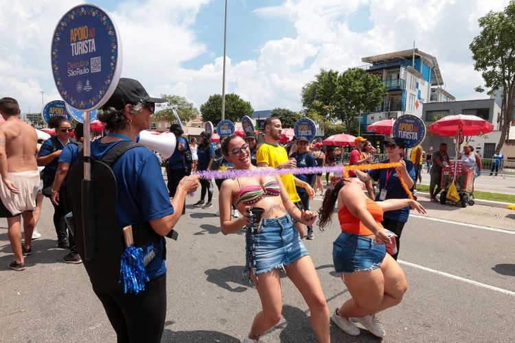 Turistas estrangeiros curtem e elogiam Carnaval de Rua de São Paulo