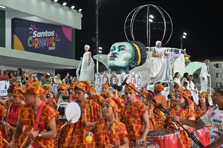 Segunda noite empolga o público na Passarela do Samba. Campeã do carnaval santista será conhecida terça