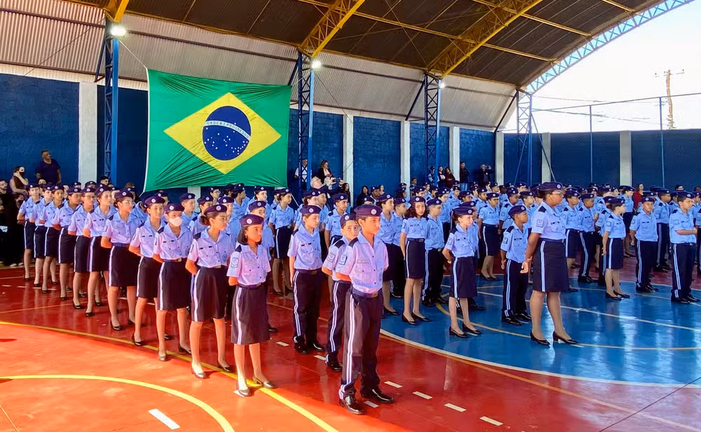 Governo de SP divulga lista de escolas que vão se tornar cívico-militares